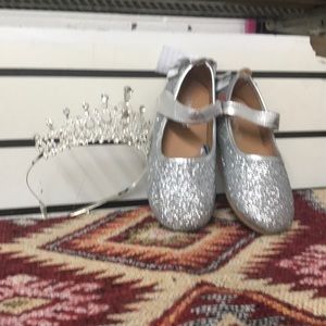 Girls shoes with crown
